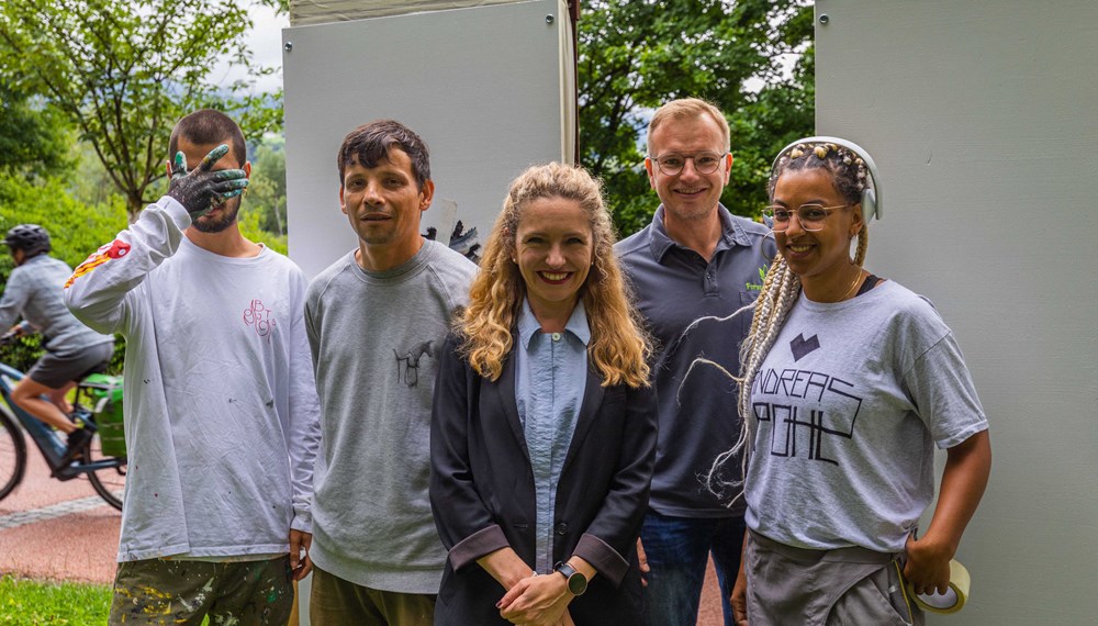 Junge Kunst im öffentlichen Raum: Die beteiligten Street Art-KünstlerInnen mit Isabelle Brandauer (Leiterin Kulturamt, Mitte) und Albuin Neuner (Koordinator “Plan i”, 2. v.r.).