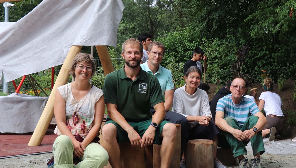 Freuen sich über eine tolle Zusammenarbeit (v.l.): Lisa Stöllnberger (Planung Grünanlagen), Ricardo Leuschel (Lehrlingsausbildner Grünanlagen), Thomas Klingler (Amtsvorstand Stadtgartenverwaltung), Uschi Schwarzl (Stadträtin) und Robert Mair (Lehrlingsausbildner Grünanlagen).