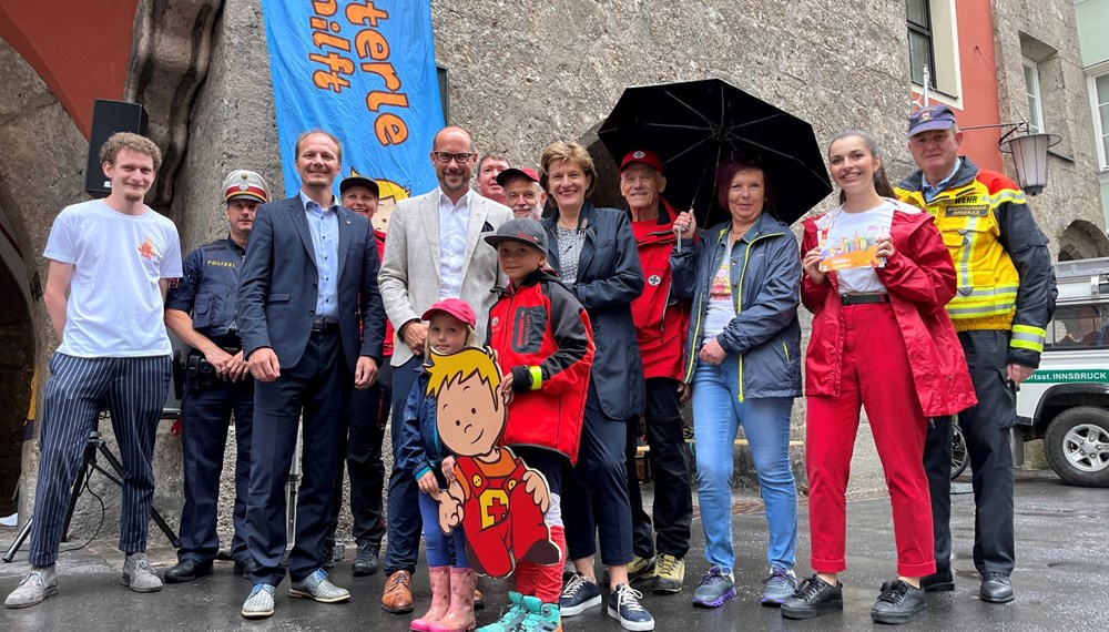 Freuten sich mit Peterle, Theresa und Katharina (Bildmitte) über das Peterle-hilft-Fest: Familienstadträtin Christine Oppitz-Plörer (5.v.r), Vizebürgermeister Johannes Anzengruber (3.v.l.), Referatsleiterin Uschi Klee (3.v.r), Innsbruck Tourismus-Vorstand Mario Gerber (5.v.l.) sowie VertreterInnen der anwesenden Hilfs- und Rettungsorganisationen.