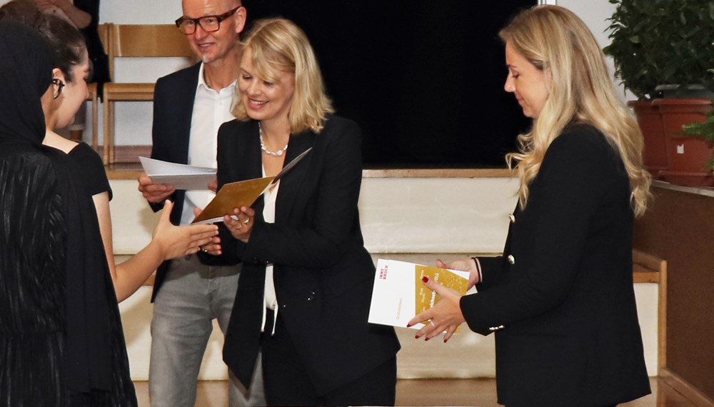 Stadträtin Elisabeth Mayr und der Vorstand des Amtes Schule und Bildung, Werner Leithmayer, gratulierten allen ausgezeichneten SchülerInnen persönlich.