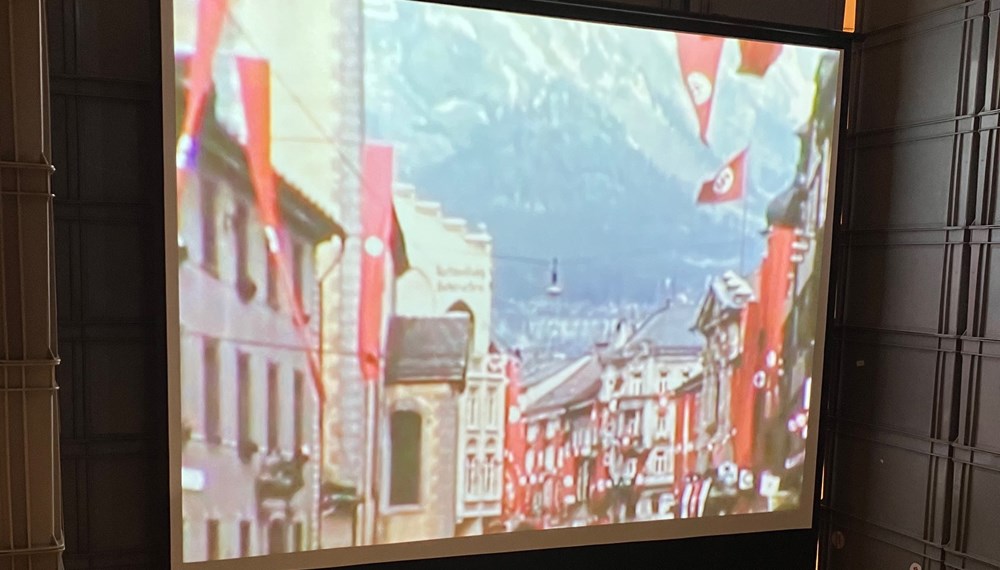 Die Ausstellung des Stadtarchiv/Stadtmuseums Innsbruck „Gebt dem Führer Euer Ja! Neues zu den Volksabstimmungen 1938“ gibt Einblicke in die Monate März und April des Jahres 1938. Zu sehen ist unter anderem ein Amateurvideo, das den Besuch Hitlers in der Innsbrucker Innenstadt am 5. April 1938 zeigt.