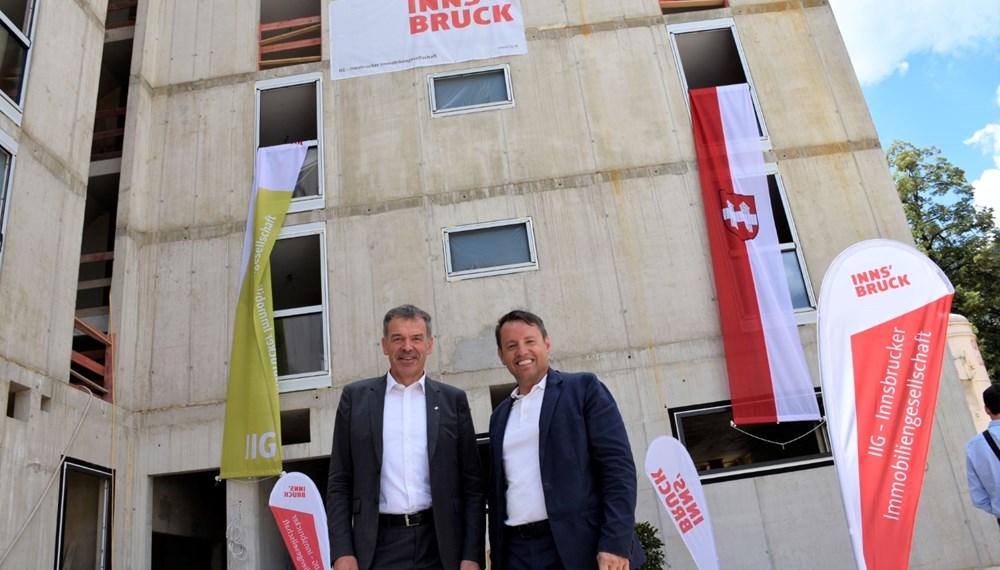 Bürgermmeister Georg Willi und Franz Danler (Geschäftsführer Innsbrucker Immobiliengesellschaft; rechts) freuen sich über die gelungene Firstfeier der Baustufe zwei am Eichhof.