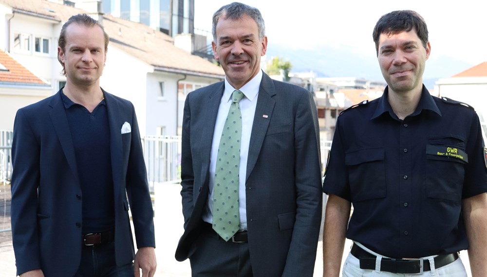 Das Leerstandsmonitoring ist für die Stadt Innsbruck ein großes Thema. v.l. Mathias Behmann (Referat für Statistik und Berichtswesen), Bürgermeister Georg Willi und Manfred Hirsch (Referat Gebäude- und Wohnungsregister).