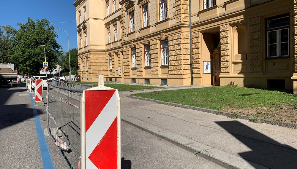 Am Schulcampus Wilten wird der Gehsteig verbreitert und ein neuer durchgehender Radweg ermöglicht.