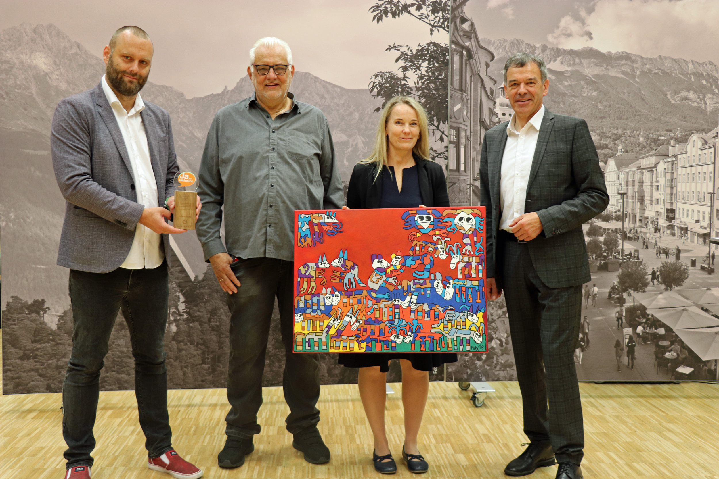René Sukopf (Leiter Geschäftsstelle Marke und Markenkommunikation), Werner Pfeifer (Vorsitzender des Behindertenbeirats), Claudia Bair (Dolmetscherin für Gebärdensprache) und Bürgermeister Georg Willi (v.l.n.r.) präsentierten im Juli-Gemeinderat den Inklusionspreis 2022.