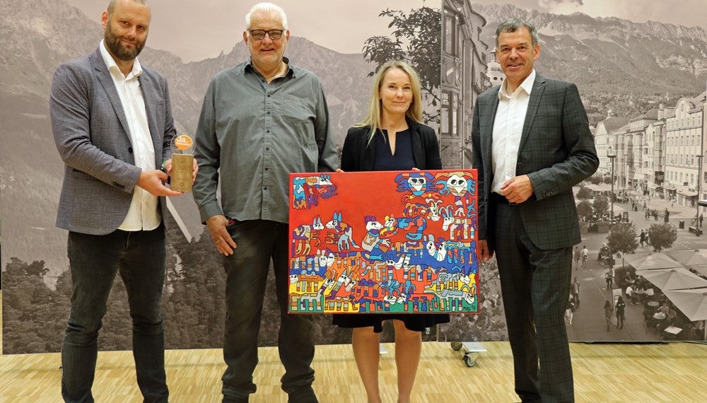 René Sukopf (Leiter Geschäftsstelle Marke und Markenkommunikation), Werner Pfeifer (Vorsitzender des Behindertenbeirats), Claudia Bair (Dolmetscherin für Gebärdensprache) und Bürgermeister Georg Willi (v.l.n.r.) präsentierten im Juli-Gemeinderat den Inklusionspreis 2022.