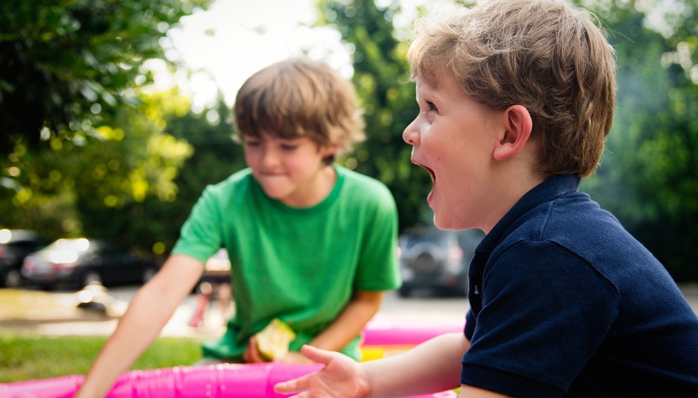 Die Mobile Familienberatung holt Familien dort ab, wo sie viel Zeit verbringen: an Spielplätzen und Orten im öffentlichen Raum - und sorgt damit für ein niederschwelliges Angebot.