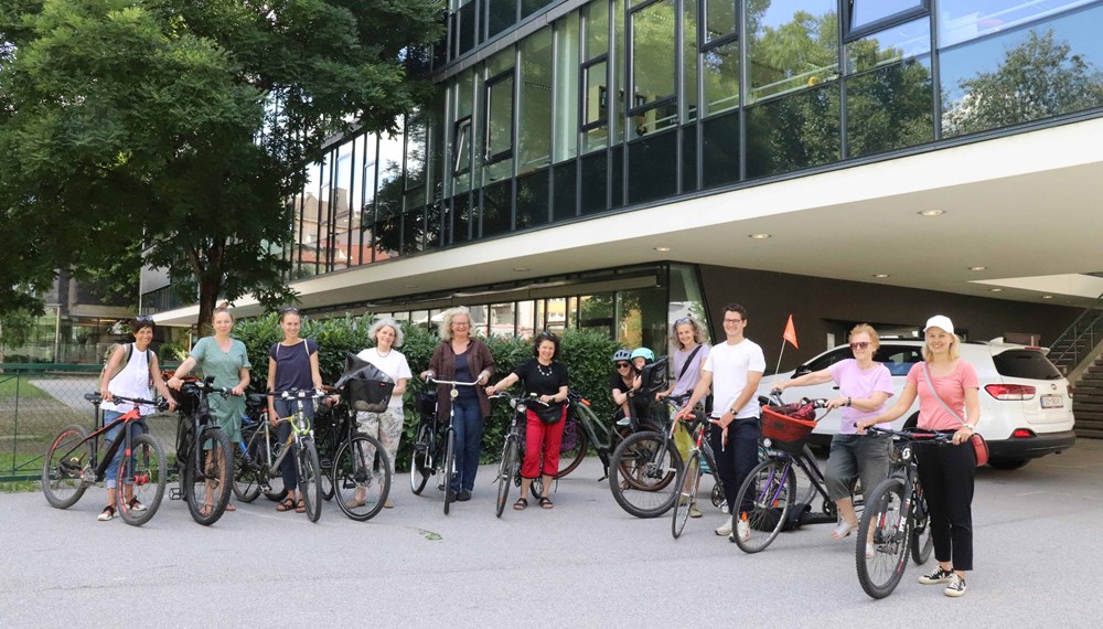 Bei der Radtour „Essen findet Stadt“ wurden Gartenprojekte in Innsbruck besucht. Mit dabei war auch Bildungsstadträtin Elisabeth Mayr (1.v.r).