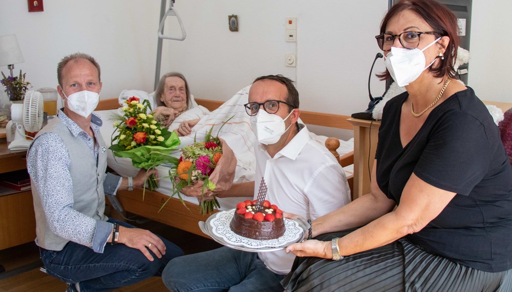 Vizebürgermeister Johannes Anzengruber, Pflegedirektor Christian Pichler-Pranter und Hausdame Angelika Hörtnagl gratulierten Luitgard Lederer zum 101. Geburtstag.