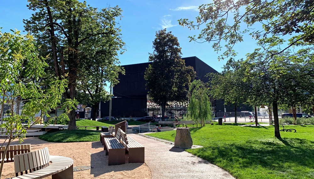 Der neue Messepark mit 17 neuen Bäumen, Wasserspielen und einer grünen Hügellandschaft ist ein Vorzeigeprojekt gegen Hitze in der Stadt und wird wissenschaftlich von der Universität Innsbruck begleitet.