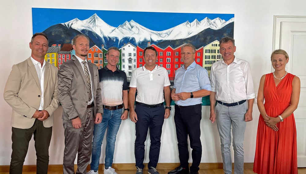 Große Freude bei der Vertragsunterzeichnung bei Vize-Bgm. Markus Lassenberger, Vize-Bgm. Hannes Anzengruber, GR Christoph Kaufmann, IIG-GF Franz Danler, Grundstücksverkäufer Josef Nocker, Bürgermeister Georg Willi und StRin Elisabeth Mayr.