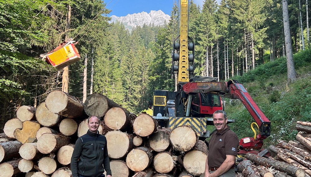 BU: Unterhalb der Umbrüggler Alm wurde eine Seilbahn zur Holzbringung installiert. Vizebürgermeister Johannes Anzengruber (l.) machte sich vor Ort gemeinsam mit Waldaufseher Andreas Hell ein Bild von den Arbeiten.