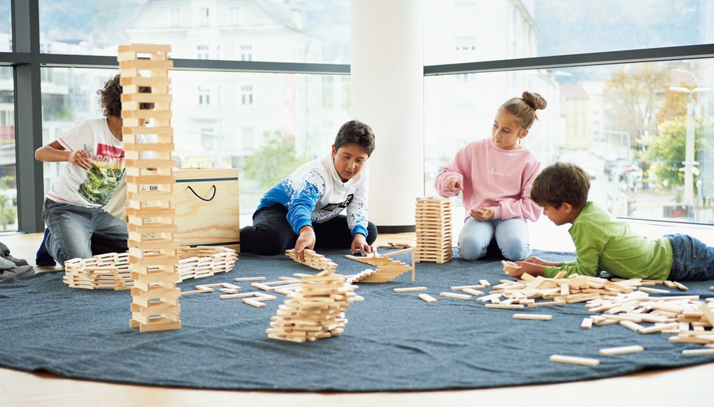 Beim viertägigen Klötzel-Bauen verwandelt sich der Veranstaltungsraum in der Stadtbibliothek in ein Spieleparadies.