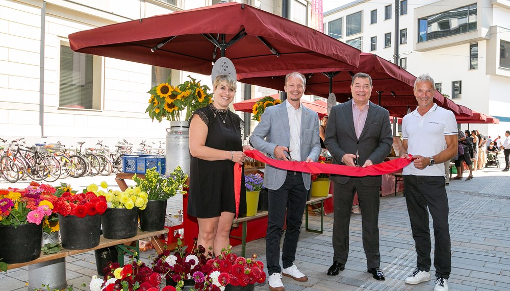 Foto von Links:
Martina Medwed, Marktleitung Bauernmarkt am Sparkassenplatz,
Vizebürgermeister Johannes Anzengruber
Vorstandsvorsitzender Tiroler Sparkasse Dr. Hans Unterdorfer
Geschäftsführung IAI Veranstaltungs GmbH Robert Neuner
