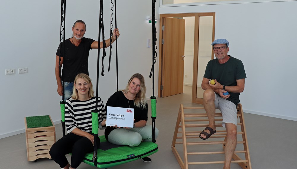 Richard Pöttinger (1.v.l.), Daniela Volgger (ISD Leitung Kinderkrippen, vorne), Stadträtin Elisabeth Mayr und Thomas Wolf (ISD Bereichsleiter Kinderzentren) freuen sich über die Eröffnung der Kinderkrippe am Campagne Areal.