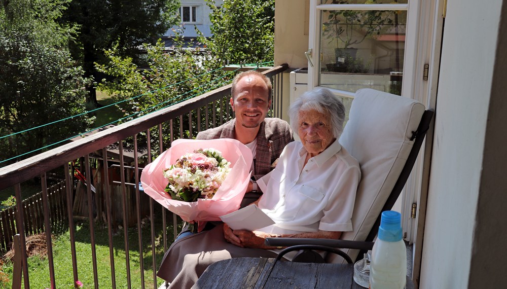 Die leidenschaftliche Gärtnerin, Elsa Roilo, freute sich sehr über den Blumenstrauß, den ihr Vizebürgermeister Johannes Anzengruber zu ihrem 107. Geburtstag überreichte.