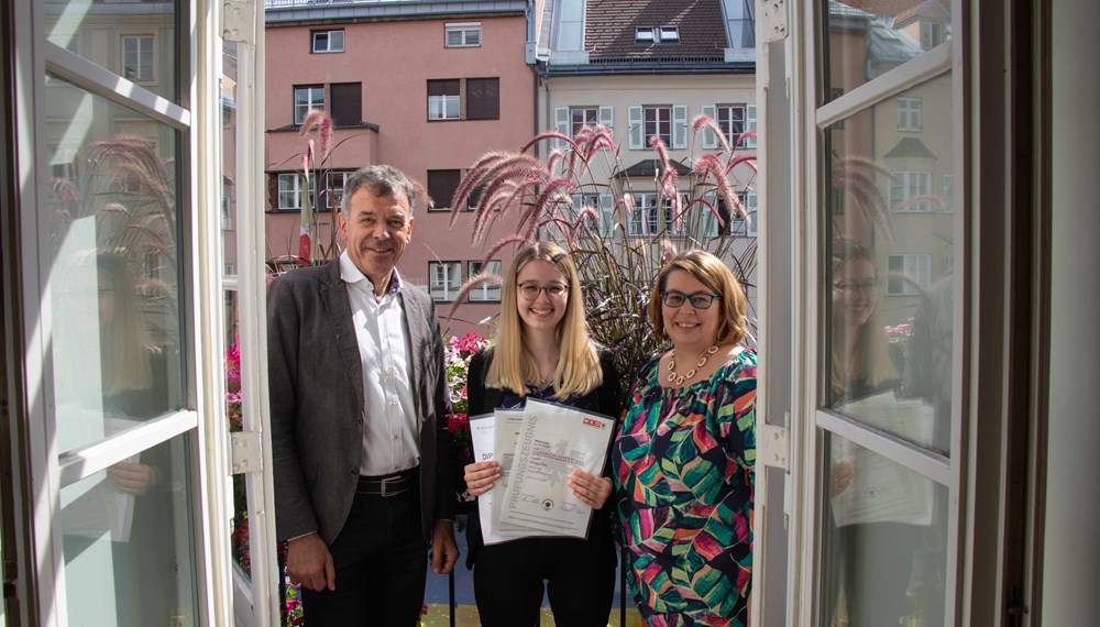 Bürgermeister Georg Willi und Lehrlingsbeauftragte Sabine Floßmann gratulierten Marion Knabl (Mitte) zum Abschluss ihrer Lehre als Bürokauffrau. Die 3. Klasse hat sie mit ausgezeichnetem Erfolg und die Lehrlingsabschlussprüfung mit gutem Erfolg absolviert und wird künftig im Amt für Melde- und Einwohnerwesen, 
Passangelegenheiten tätig sein.