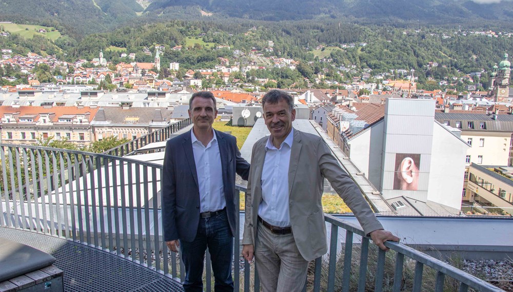 Eric Piolle, Bürgermeister der französischen Partnerstadt Grenoble, und Bürgermeister Georg Willi freuen sich über den langjährigen Austausch zwischen den beiden Städten.