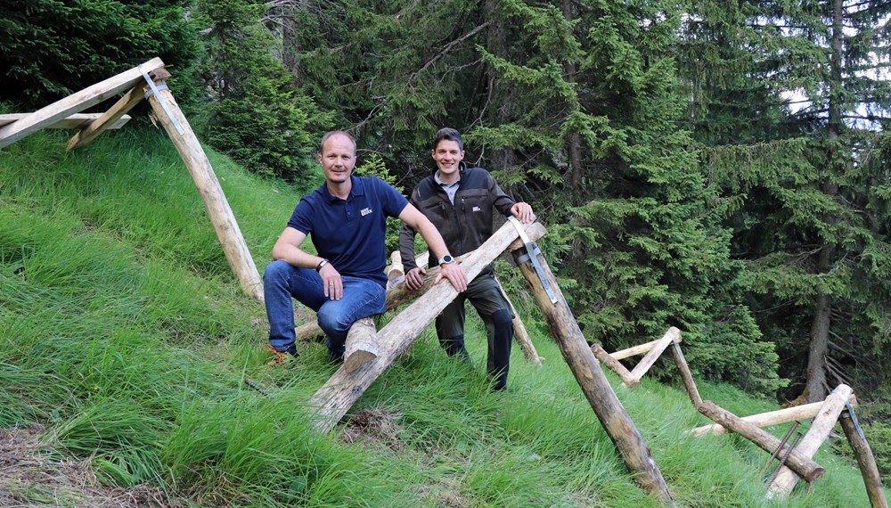 Für Vizebürgermeister Johannes Anzengruber und Florian Jäger, Referatsleiter für Wald und Almen, ist die Errichtung der Dreibeinböcke eine weitere wichtige Maßnahme zum Erhalt des Schutzwaldes auf der Nordkette.