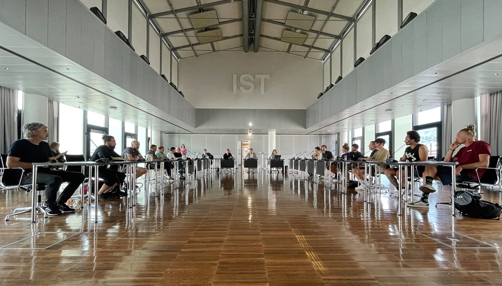 Konstruktive Gespräche im August zum Thema „Feiern im öffentlichen Raum“ im Plenarsaal.
