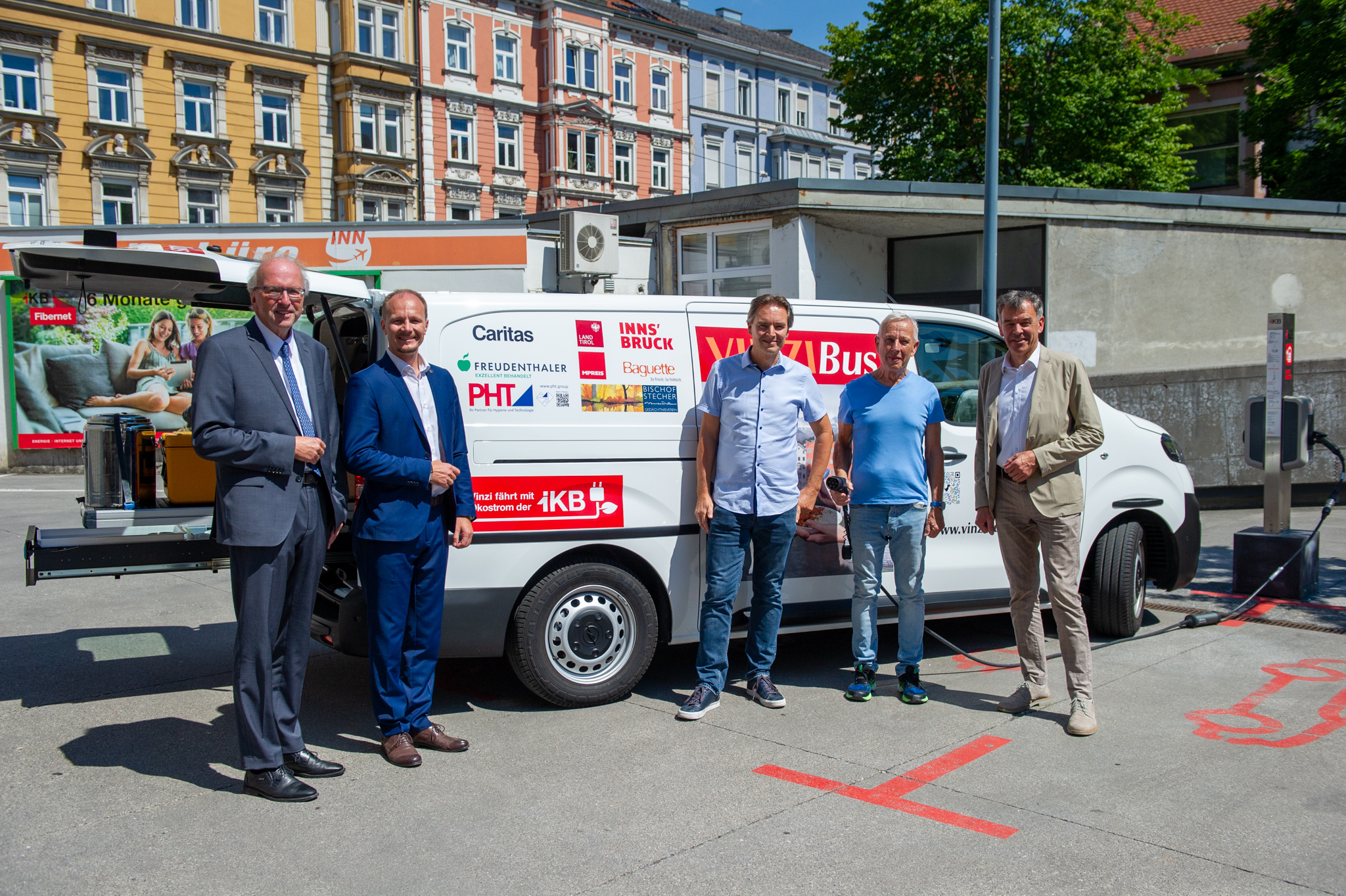 Mit IKB-Ökostrom unterwegs: IKB-Vorstandsvorsitzender Helmuth Müller, Vizebürgermeister Johannes Anzengruber, Markus und Reiner Bachor von der Vinzenzgemeinschaft St. Vinzenz und Bürgermeister Georg Willi vor dem E-Bus. (v. l.)