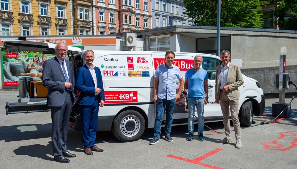Mit IKB-Ökostrom unterwegs: IKB-Vorstandsvorsitzender Helmuth Müller, Vizebürgermeister Johannes Anzengruber, Markus und Reiner Bachor von der Vinzenzgemeinschaft St. Vinzenz und Bürgermeister Georg Willi vor dem E-Bus. (v. l.)