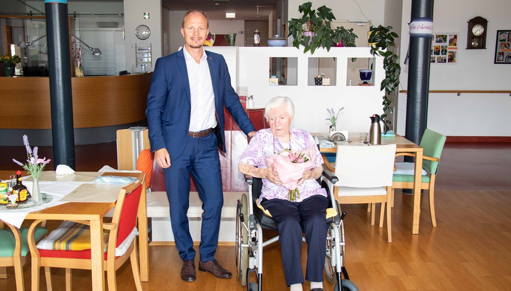 Im gemütlichen Aufenthaltsraum gratulierte Vizebürgermeister Johannes Anzengruber Elfriede Herza zum 101. Geburtstag.