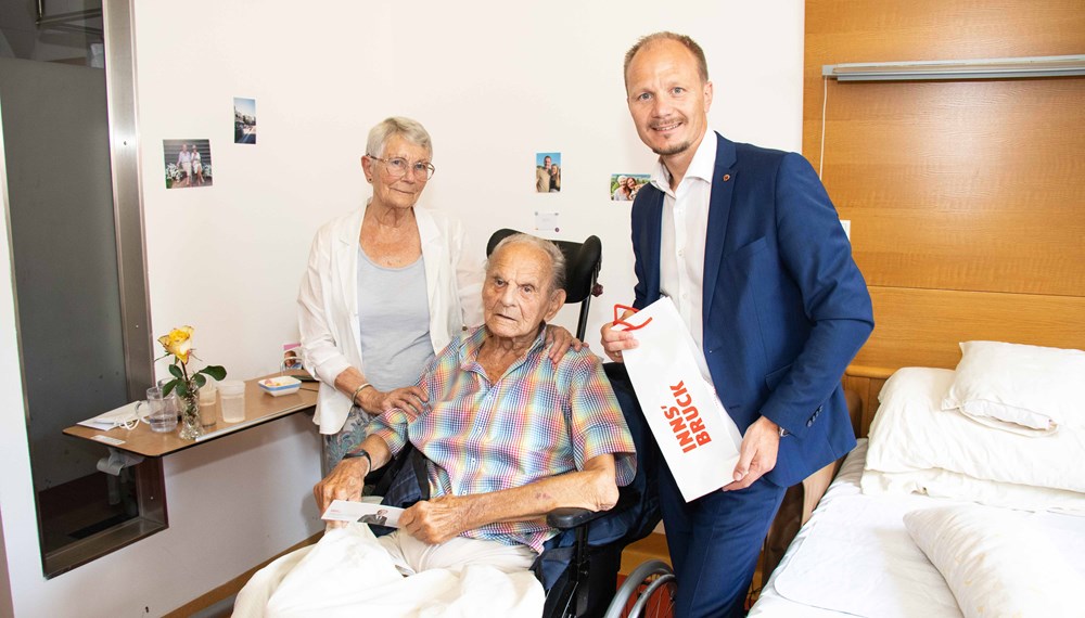 Vizebürgermeister Johannes Anzengruber traf Arthur Neumann und Femmegine de Looze, eine langjährige Freundin des Jubilars, zu seinem 100. Geburtstag.