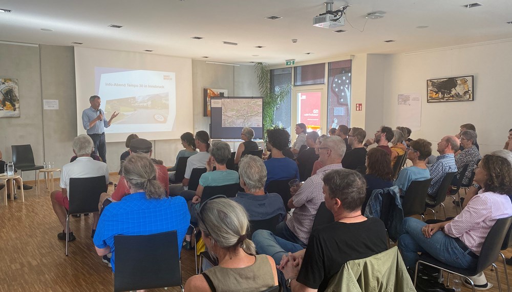 Bürgermeister Georg Willi erläutert den Stand der Planungen bei der Veranstaltung zu Tempo 30 im Stadtteiltreff Dreiheiligen.