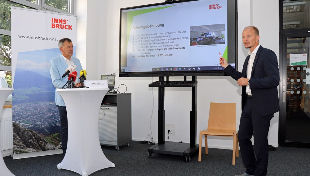 Bürgermeister Georg Willi und Vizebürgermeister Johannes Anzengruber (r.) berichteten über die Vorgehensweise zur Behebung des Stromausfalls am 8. August und welche Lehren daraus gezogen werden.