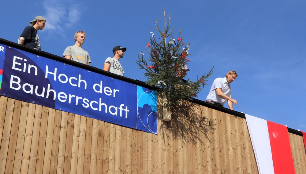 Die Traufe wurde traditionell mit dem Firstbierspruch auf dem Dach beschlossen.