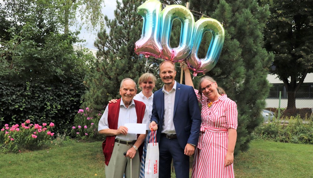 Jubilar Andreas Hosp (links), Tochter Renate Hosp, Vizebürgermeister Johannes Anzengruber und Tochter Edith Hosp freuen sich gemeinsam über den runden Geburtstag.