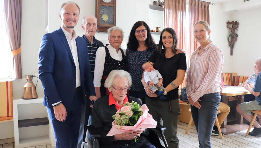 Philomena Lugger feierte im Kreis ihrer Verwandten, Vizebürgermeister Anzengruber überbrachte die offiziellen Glückwünsche und Blumen im Namen der Stadt Innsbruck.