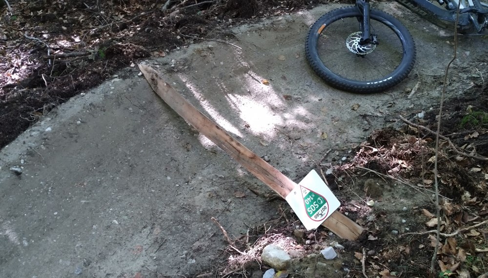 Äste und Holzteile wurden in den Hofwald-Trail gelegt, Rettungspunkte wurden ausgerissen und achtlos in den Wald geworfen.