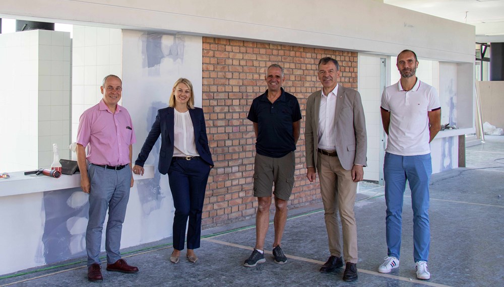 Sind erfreut über den Baufortschritt in Innsbrucks Bildungseinrichtungen, wie hier in der Volksschule Pradl Ost/Campus Siegmair: (v.l.): Projektleiter Walter Aistleitner, Stadträtin Elisabeth Mayr, Schulwart Andreas Tassenbacher, Bürgermeister Georg Willi und IIG Bereichsleiter Matthias Gerl.
