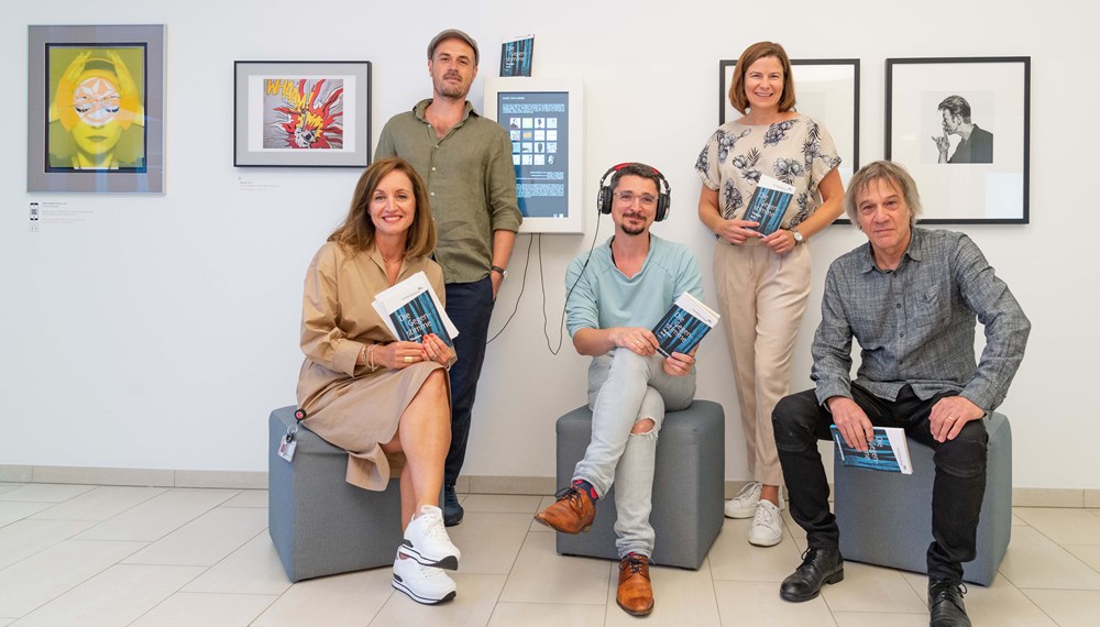 Präsentieren das Hörbuch zu „Innsbruck liest 2022“ (hinten v.l.): Peter Kollreider (hoerwinkel), Elisabeth Rammer (Stadtbibliothek Innsbruck); vorne v.l.: Julia Sparber-Ablinger (Head of AUDIOVERSUM), Autor Thomas Arzt, Sprecher Johann Nikolussi