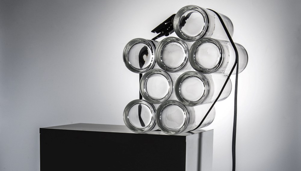Die Künstlerin Verena Schatz experimentiert in ihrer neuen Ausstellung „Mezzanine“ mit dem Material Glas. Zu sehen in der Galerie Plattform 6020 bis 22. Oktober.