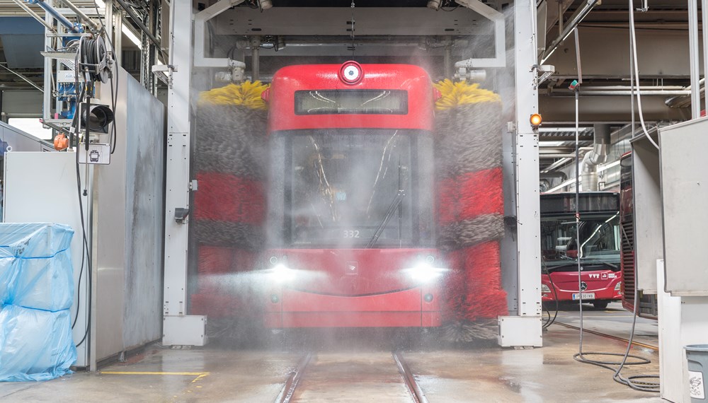 Sauber durch Innsbruck: Die IVB betreiben für ihre Fahrzeugflotte eine eigene Waschanlage mit Wasserwiederaufbereitung.