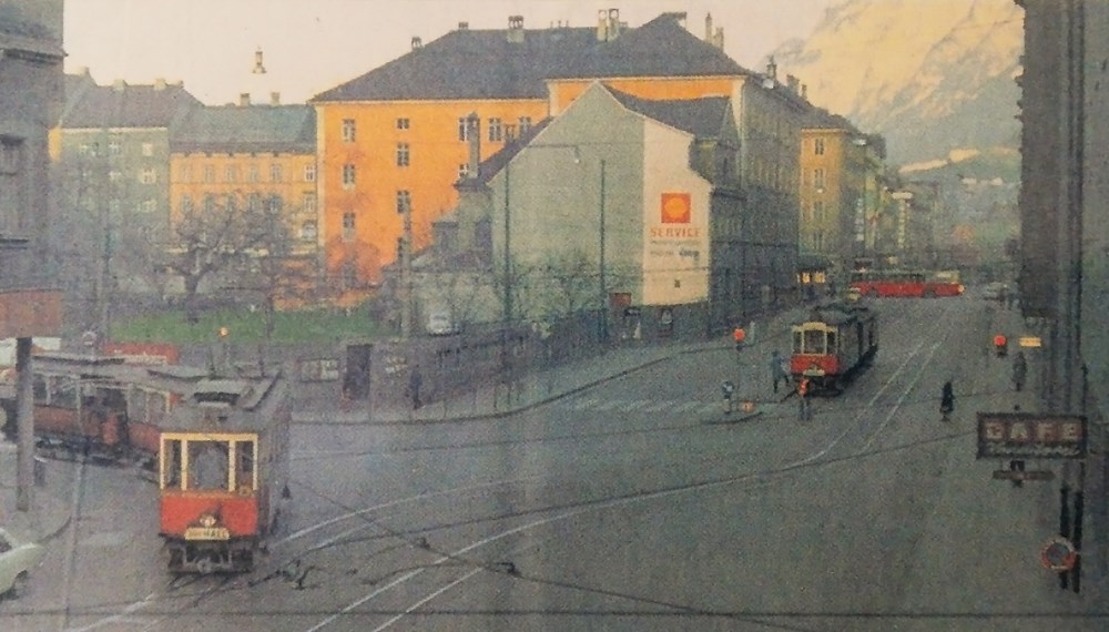 Ansicht des Scheuchenstuel’schen Areals von Osten aus. Im Vordergrund ist eben den Straßenbahnlinien der unverbaute Teil zur Bruneckerstraße zu sehen.