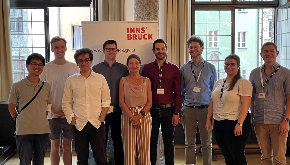 Beim „Get together“ im Bürgersaal des Historischen Rathauses gab es ein erstes Zusammentreffen zwischen KandidatInnen und Organisationsteam: v. l. die Kandidaten Mitsune Uchida, Josef Laming, Nicola Procaccini, Paul Tarling, Stadträtin Uschi Schwarzl (Bildmitte), Wettbewerbsleitung Elias Praxmarer und Michael Schöch sowie die Registrantin Lea Graf und der organisatorische Mitarbeiter Clemens Daum.