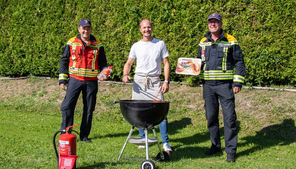 (v.l.) Brandadjunkt Engelbert Stern (BSO), Vizebürgermeister Johannes Anzengruber und Oberbrandmeister Bernhard Egger (ABL) trafen sich für die Vorführung am Hubschrauberlandeplatz der Berufsfeuerwehr Innsbruck.