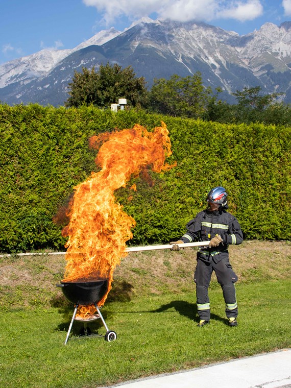 Die Berufsfeuerwehr demonstrierte, wie brandgefährlich ein herkömmlicher Holzkohlegrill werden kann.