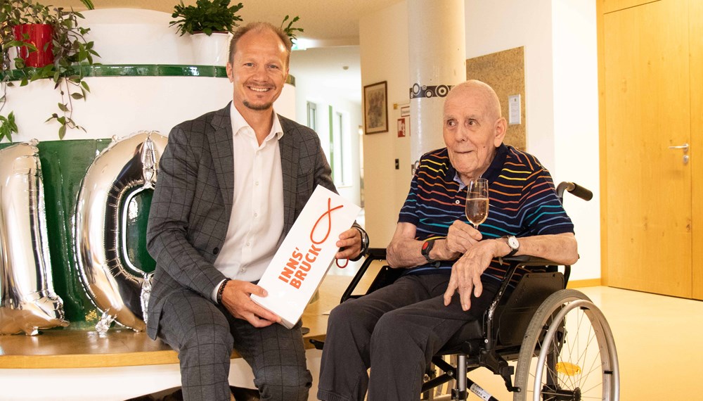 Im Beisein seiner Tochter und den HeimmitbewohnerInnen beglückwünscht Vizebürgermeister Anzengruber Alois Löffler zum 100. Geburtstag.