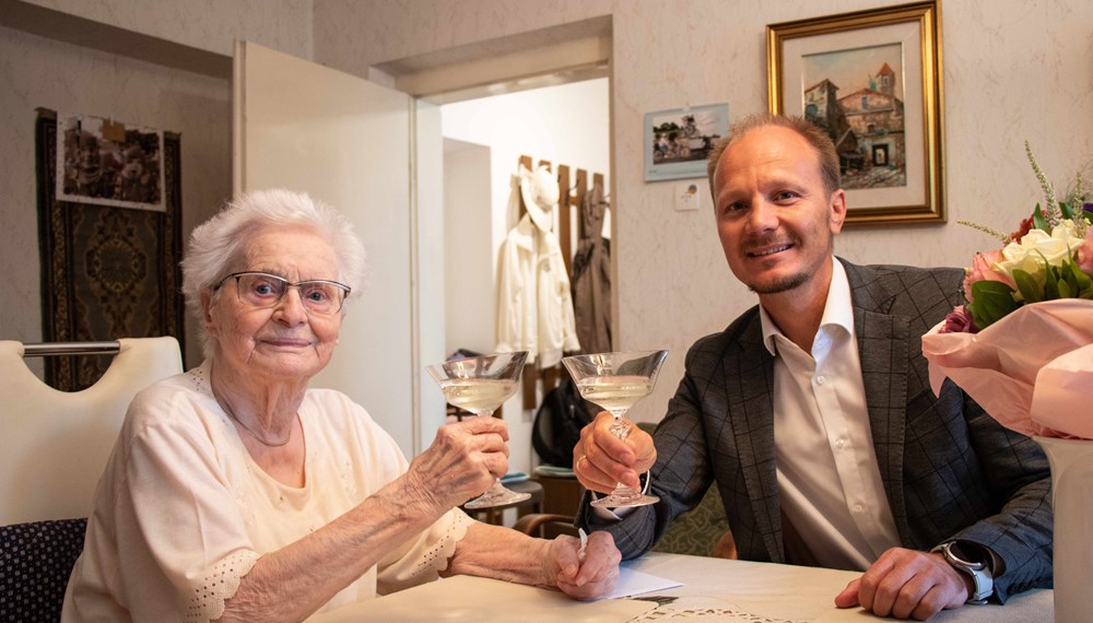 Bei einem Glas Sekt feierte Ilse Portugaller ihren Geburtstag mit Vizebürgermeister Anzengruber.