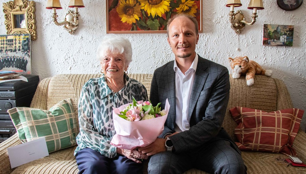 Vizebürgermeister Anzengruber gratulierte Hildegard Wieser mit einem Blumenstrauß zum 100. Geburtstag