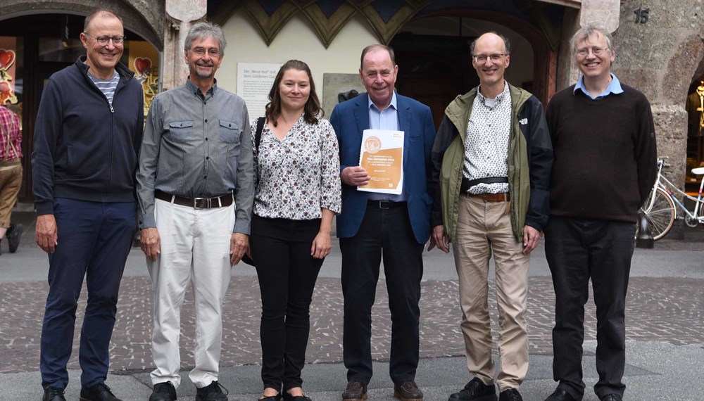 Zum 20. Mal rittern 25 junge OrganistInnen um den begehrten Paul-Hofhaimer-Preis. Die Vorbereitungen endeten mit einem entspannten Get-Together des Organisationsteams rund um Kulturamtsleiterin Isabelle Brandauer und Wetbewerbsleiter Michael Schöch und Elias Praxmarer und der Internationalen Jury unter Vorsitz von Reinhard Jaud. Zu den Mitgliedern der hochkarätig besetzten Jury zählen Magdalena Hasibeder, Brett Leighton, Pieter van Dijk, Wolfgang Zerer und Jörg-Andreas Bötticher. Die Türen zur Hofkirche - und damit zu Ebert-Orgel und Renaissance-Orgel der Silbernen Kapelle - sind zur Öffnung bereit. TeilnehmerInnen wie Publikum fiebern bereits den PreisträgerInnen Konzert am 8. September ab 19:00 in der Hofkirche entgegen.