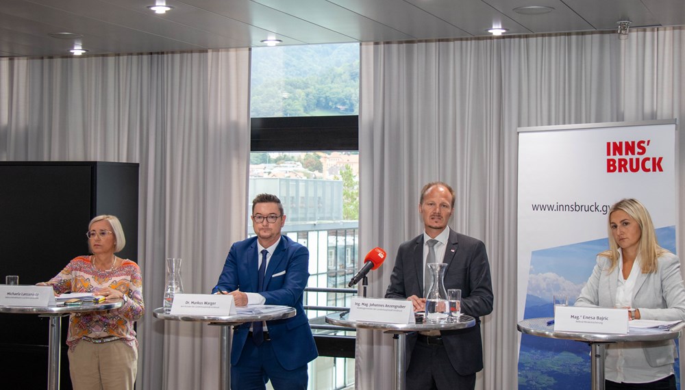 Vizebürgermeister Johannes Anzengruber (2. v. r.), Sozialamtsleiter Markus Warger (2. v. l.), Enesa Bajric vom Referat Mindestsicherung (r.) und Michaela Lanzanasto (l.) vom Referat Rehabilitation und Behindertenhilfe präsentierten die umfassenden Unterstützungen für bedürftige InnsbruckerInnen.