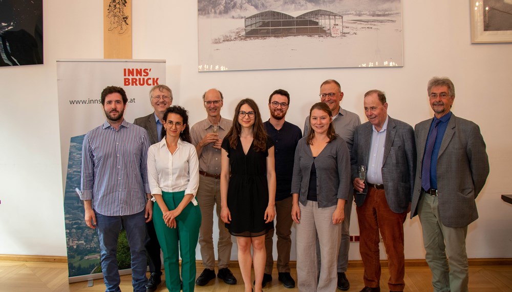 Die PreisträgerInnen 1. Platz, Alberto Gaspardo (l.), 2. Platz, Susanna Soffiantini (3. v. l.) sowie die beiden Drittplatzierten Giulia Ricci (5. v. l.) und Giulio De Nardo (6. v. l.) gemeinsam mit den Jurymitgliedern (v. l. n. r.), Wolfgang Zerer, Pieter van Dijk, Magdalena Hasibeder, Jörg-Andreas Bötticher, Vorsitzender Reinhard Jaud und Brett Leighton