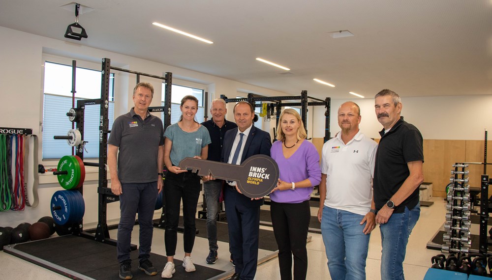 Kürzlich fand die feierliche Übergabe des neuen Kraftraumes statt: (v. l. n. r.:) Univ. Prof. Dr. Christian Raschner (Leiter Olympiazentrum Tirol-Innsbruck), Mag.a, Bakk. Olivia Raffelsberger (Trainee Nachwuchsleistungssport Tirol), Mag. Matthias Schipflinger (Geschäftsführer Olympiaworld Innsbruck), Sportreferent LHStv Josef Geisler, Sportstadträtin Mag.a Elisabeth Mayr, Mag. Fabian Ebenhoch (Trainer Olympiazentrum Tirol-Innsbruck), Reinhard Kessler (Präsident TLV).