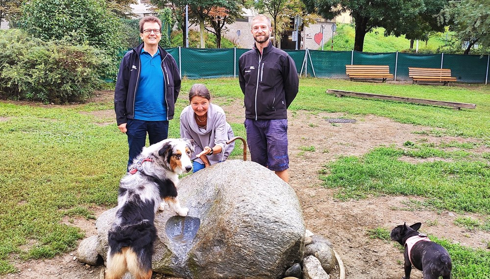 Stadträtin Uschi Schwarzl (Mitte) mit Referatsleiter Markus Pinter (links) und Ricardo Leuschel (rechts) vom Referat „Grünanlagen – Planung und Bau“ bei der Eröffnung des Trinkbrunnens für Tier und Mensch